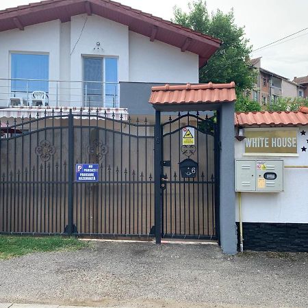 White House Guest House Хунедоара Екстер'єр фото