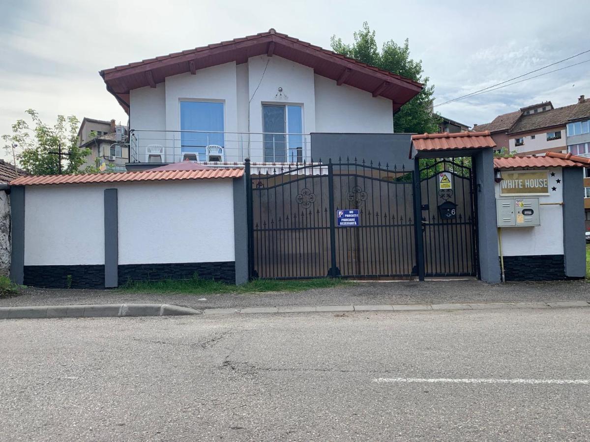 White House Guest House Хунедоара Екстер'єр фото